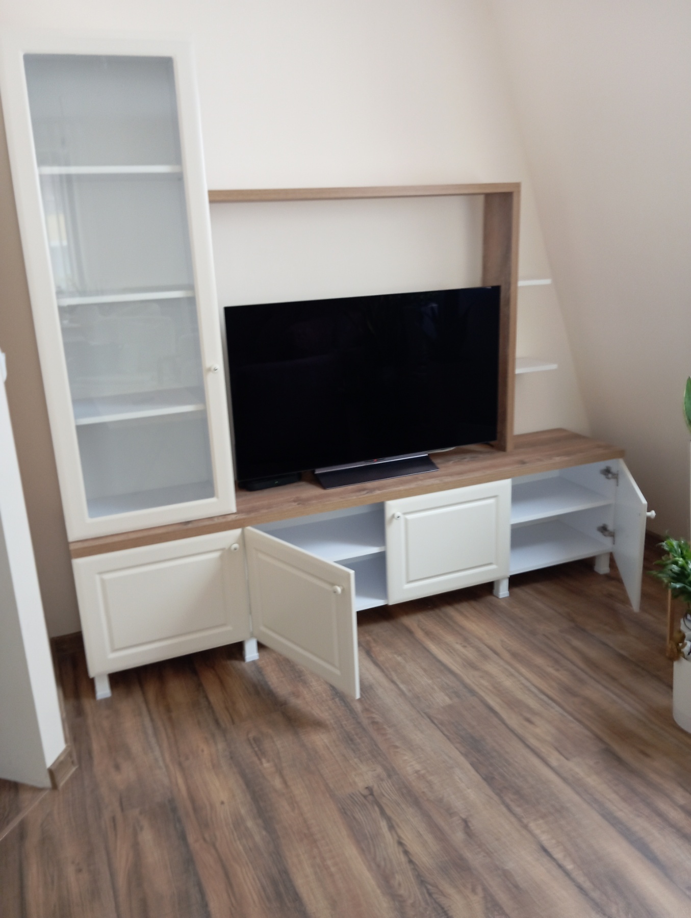 TV шкаф по поръчка Варна — Мебели Калчев
